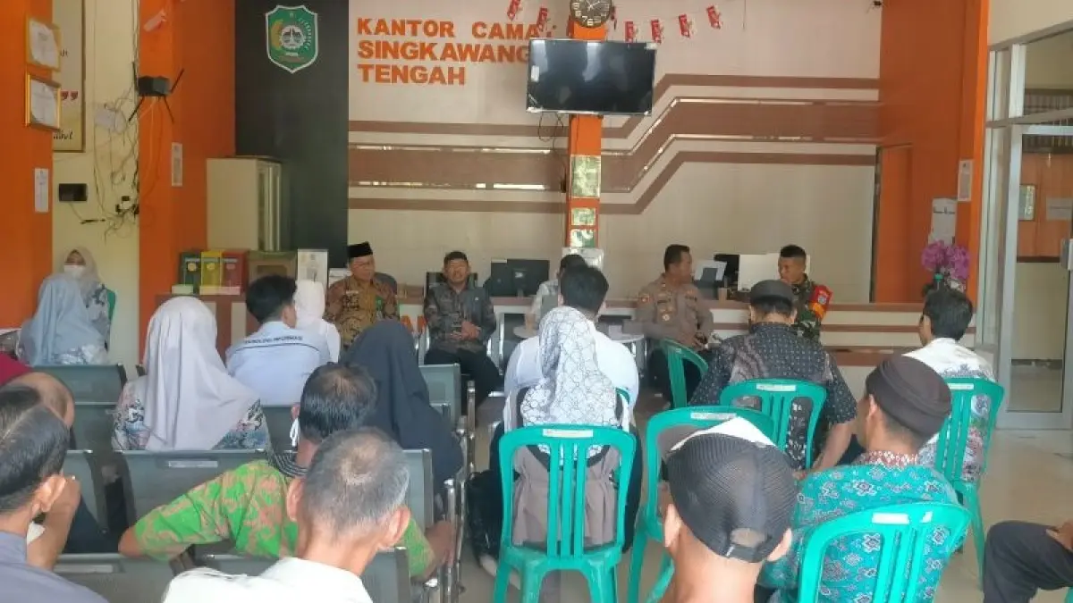 Suasana Forum Konsultasi Publik (FKP) Kecamatan dan Kelurahan Singkawang Tengah berlangsung di Aula Kantor Kecamatan Singkawang Tengah, Jumat (3/7).  (Antara)