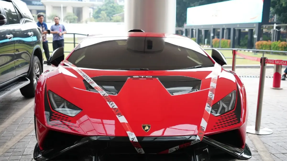 Lamborghini Huracan tahun 2022 milik tersangka SDT alias Aseng disita Tim Penyidik Kejaksaan Agung terkait perkara dugaan korupsi tata kelola IUP PT QSS di Kalimantan Barat. Supercar tersebut ditemukan dalam proses penggeledahan dan penelusuran aset. (Foto: Dok. Kejaksaan Agung)