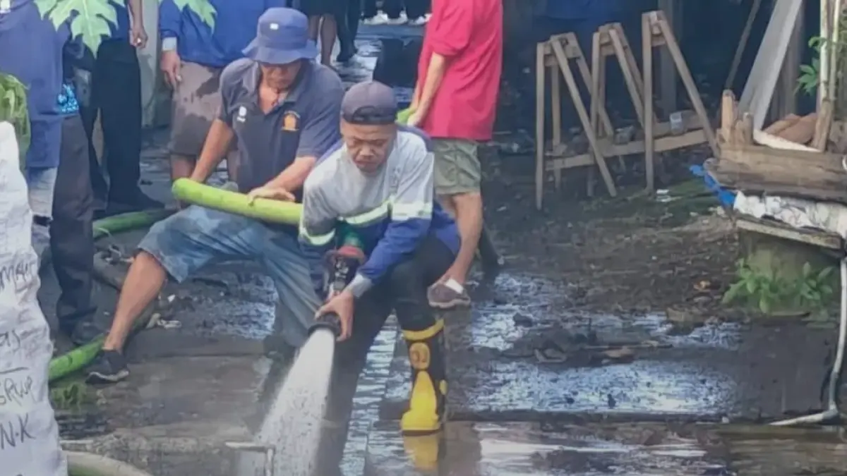 Tim Damkar Sambas bersama pemerintah desa, kecamatan, dan kabupaten membersihkan area pasar tradisional.