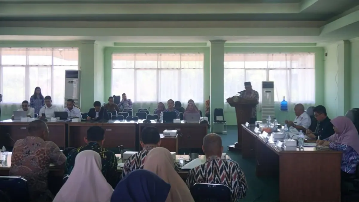 Wabup Mempawah Juli Suryadi Burdadi saat membuka rakor Penanggulangan Kemiskinan Kabupaten Mempawah Tahun 2026 di Aula Bapperida, Kamis (2/7).