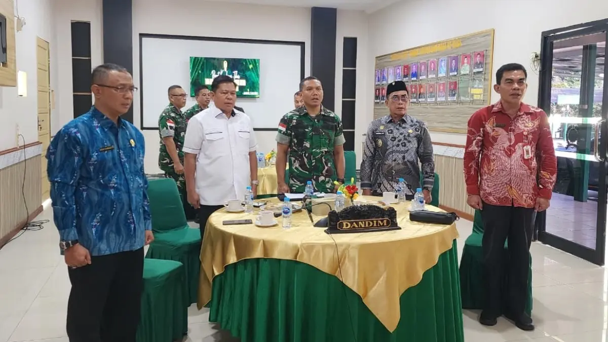 Wakil Bupati Kapuas Hulu, Sukardi menghadiri Rapat Koordinasi Teknis (Rakornis) TNI Manunggal Membangun Desa (TMMD) Ke-129 Tahun Anggaran 2026 yang dilaksanakan secara video conference (vicon) di Ruang Vicon Makodim 1206/Putussibau. (ISTIMEWA)