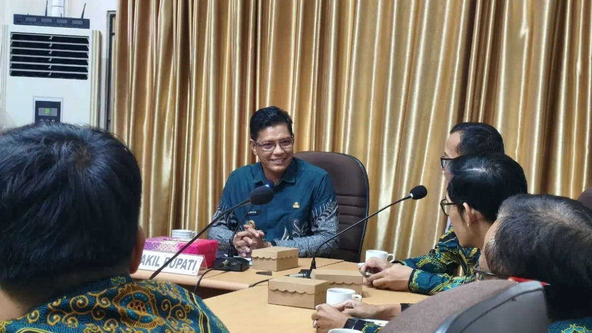 Wakil Bupati Kayong Utara, Amru Chanwari, saat menerima kunjungan kerja Ketua Pengadilan Agama Ketapang, Warhan Latief, beserta jajaran, di Ruang Rapat Bupati Kayong Utara, Kamis (2/7). (PROKOPIM KKU)