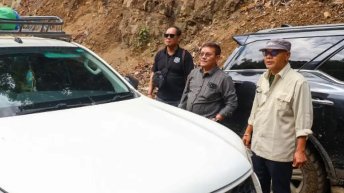 Didampingi pejabat dari wilayah Kaltim dan Kaltara, Wakil Gubernur Kaltara Ingkong Ala menyusuri jalan di wilayah perbatasan Kaltim-Kaltara, Kamis (2/7). ANTARA/HO-DKISP Kaltara.