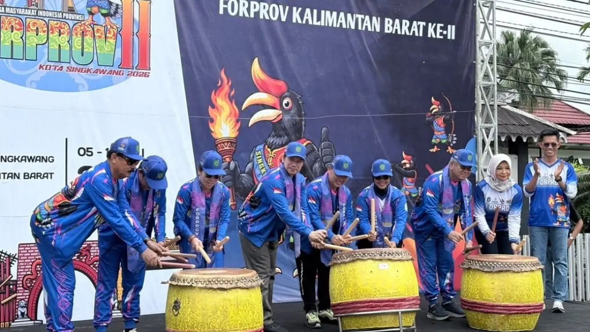 Gubernur Kalbar, Ria Norsan didampingi Wali Kota Singkawang Tjhai Chui Mie serta Pengurus Kormi pusat dan daerah meresmikan pembukaan Forprov II Kalbar di Mess Daerah Kota Singkawang, Minggu (5/7).(Humas Polres)