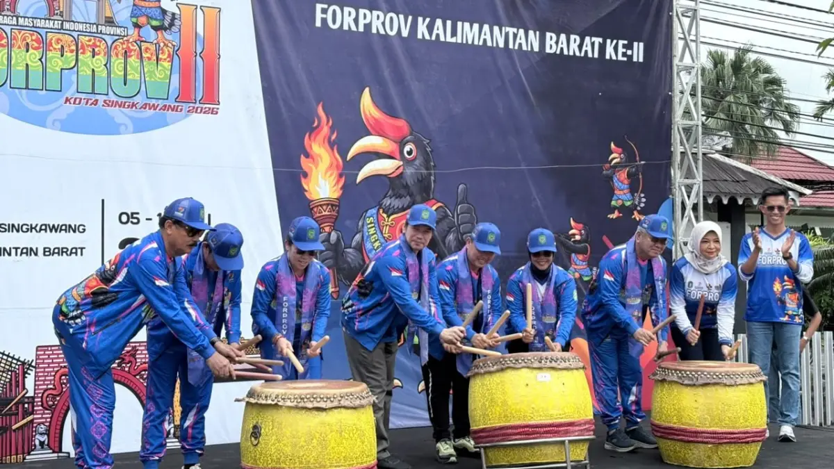 Gubernur Kalimantan Barat Ria Norsan membuka Festival Olahraga Masyarakat Indonesia Provinsi (FORPROV) II Kalimantan Barat 2026 di Mess Daerah Kota Singkawang, Minggu (5/7). Ajang yang diikuti 3.098 peserta dan ofisial dari 12 kabupaten/kota itu menjadi momentum mempererat persaudaraan sekaligus menggerakkan pariwisata dan ekonomi daerah.
