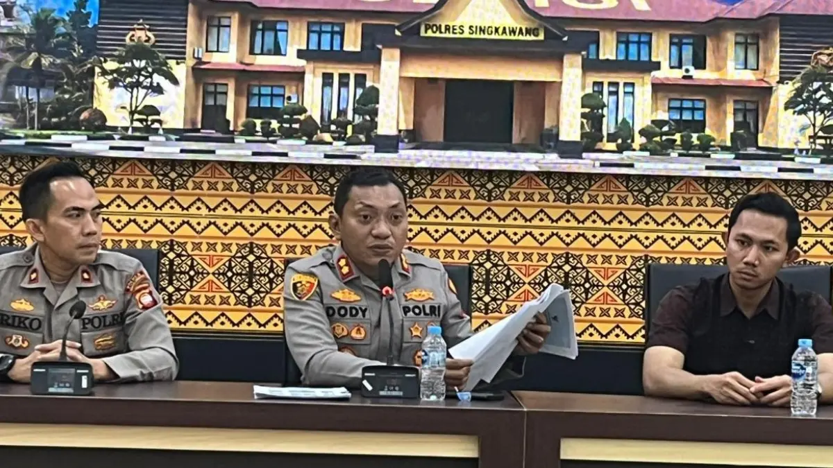 KLARIFIKASI: Kapolres Singkawang AKBP Dody Yudianto Arruan memberikan keterangan kepada wartawan terkait dugaan penyelundupan 8,3 kilogram perhiasan emas di Bandara Singkawang, Kalimantan Barat, Jumat (3/7). Polisi memastikan emas tersebut berasal dari perusahaan resmi dan tidak ditemukan unsur pidana. (IST)