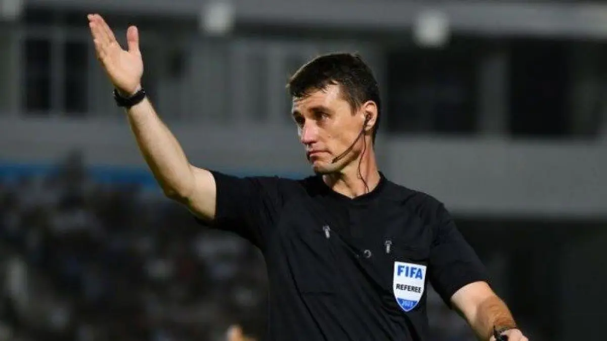 Ilgiz Tantashev, wasit Uzbekistan yang pernah diprotes suporter Timnas Indonesia pada laga melawan Irak di Piala Asia 2023, kembali menjadi sorotan dunia setelah dikecam atas kepemimpinannya dalam pertandingan Prancis versus Paraguay di Piala Dunia 2026. (Foto: sports.uz)