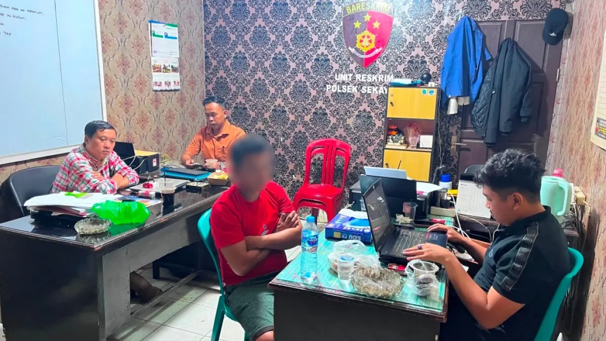 Pelaku dugaan penggelapan TBS sawit saat menjalani pemeriksaan oleh penyidik Polsek Sekayam di kantor polisi, Kabupaten Sanggau. Pemeriksaan dilakukan untuk mendalami kasus pencurian hasil perkebunan yang merugikan pihak perusahaan.