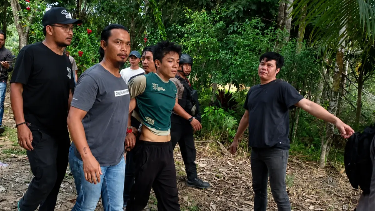 Salah seorang terduga pelaku digiring petugas usai ditangkap terkait penyerangan dalam razia narkoba di Desa Tumbang Kalemei, Kabupaten Katingan, yang menewaskan tiga anggota Polri saat menjalankan tugas. (Sumber: Kepolisian)