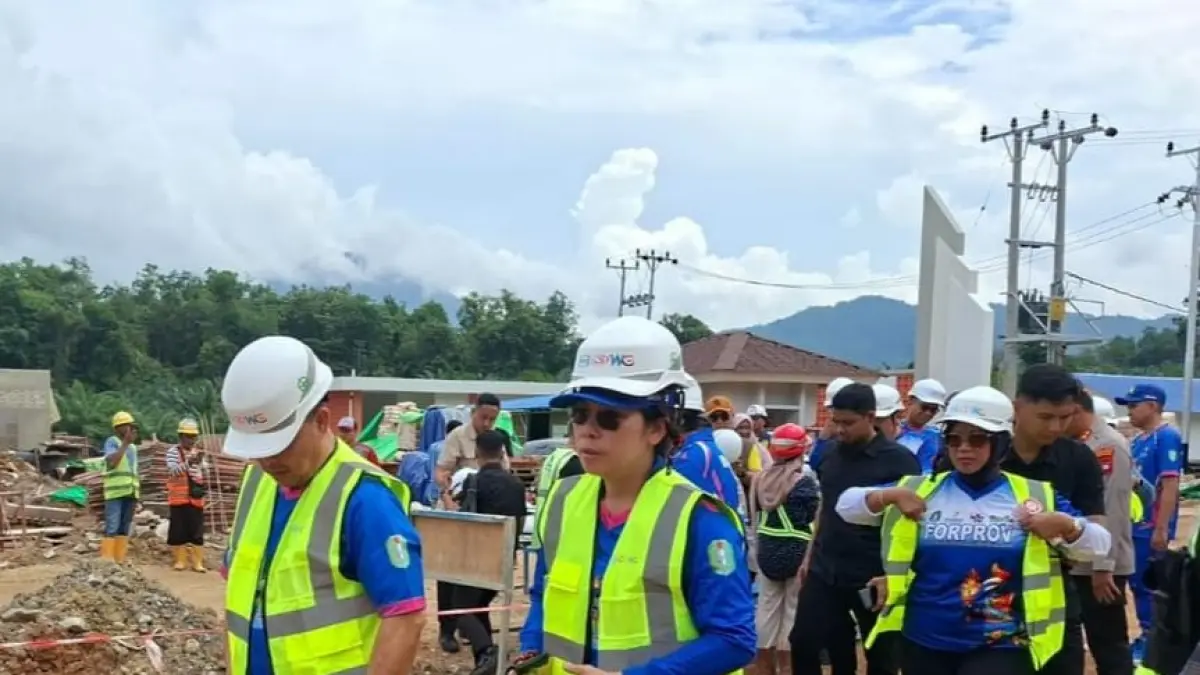 Gubernur Kalimantan Barat Ria Norsan (kiri) bersama Wali Kota Singkawang Tjhai Chui Mie meninjau kawasan pembangunan Sekolah Rakyat di Kelurahan Sagatani, Kota Singkawang, Senin (6/7/2026). Pemerintah Provinsi Kalbar menargetkan Sekolah Rakyat mulai digunakan pada awal September 2026 setelah progres pembangunan mencapai sekitar 80 persen.