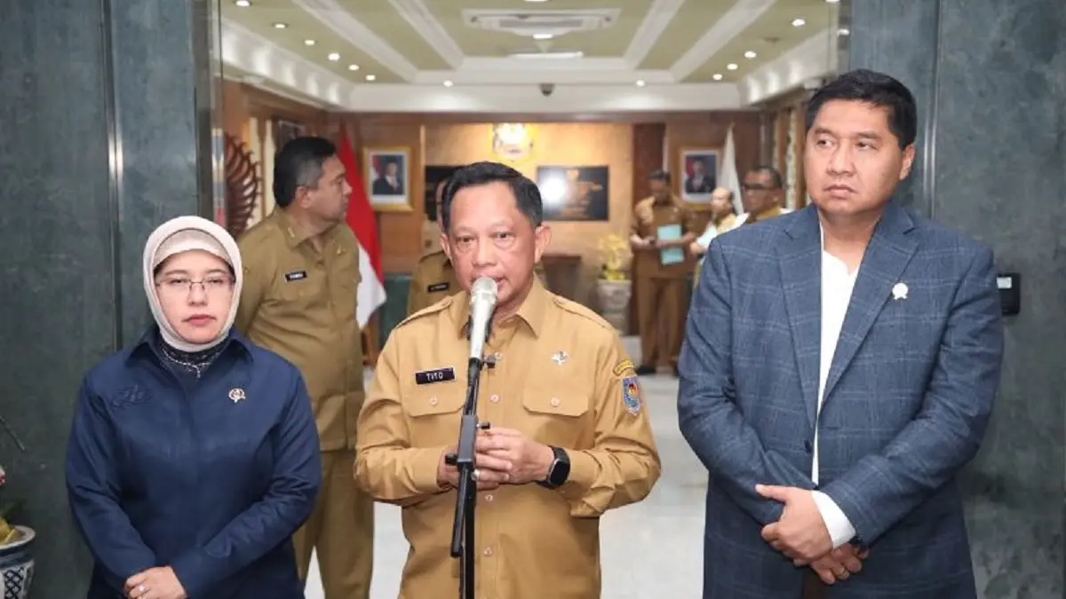 Menteri Dalam Negeri (Mendagri) Muhammad Tito Karnavian (tengah) memberikan keterangan kepada awak media usai rapat bersama Menteri PKP Maruarar Sirait (kanan) dan Kepala BPS Amalia Adininggar Widyasanti di Kantor Pusat Kemendagri, Jakarta, Senin (6/7/2026). ANTARA