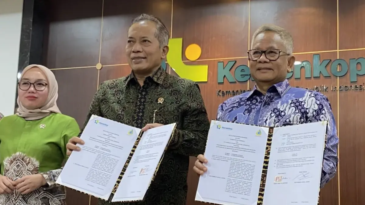 Direktur Utama PT Agrinas Palma Nusantara Mohammad Abdul Ghani (kanan) bersama Menteri Koperasi Ferry Juliantono (tengah) berfoto usai penandatanganan nota kesepahaman (MoU) tentang pelibatan koperasi dalam pengelolaan lahan sawit di Jakarta, Kamis (2/7/2026). Kerja sama tersebut mendukung penguatan tata kelola perkebunan sawit, termasuk pengelolaan aset negara oleh PT Agrinas Palma Nusantara. (ANTARA/Shofi Ayudiana)
