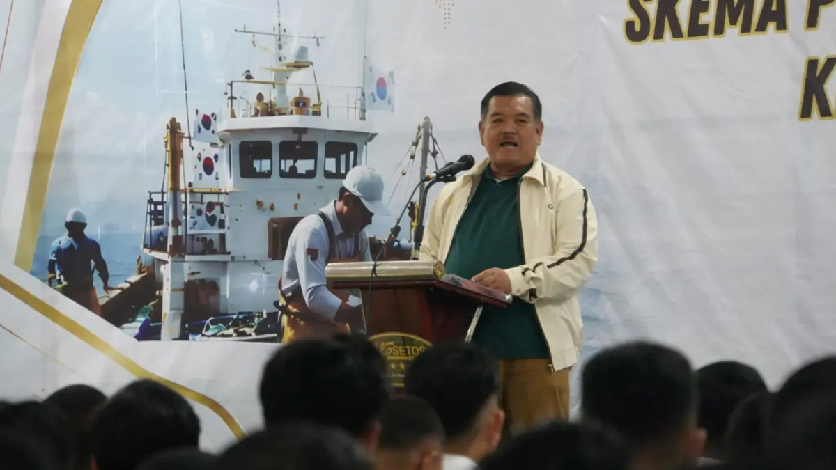 Direktur Jenderal Penempatan Kementerian Pelindungan Pekerja Migran Indonesia (KP2MI) Ahnas memberikan arahan kepada peserta Skill Test UBT Umum Sektor Perikanan program Government to Government (G-to-G) Korea Selatan di Semarang, Minggu (5/7/2026). KP2MI mendorong calon pekerja migran Indonesia meningkatkan keterampilan teknis, kemampuan bahasa Korea, dan kesiapan mental agar mampu bersaing di pasar kerja internasional.