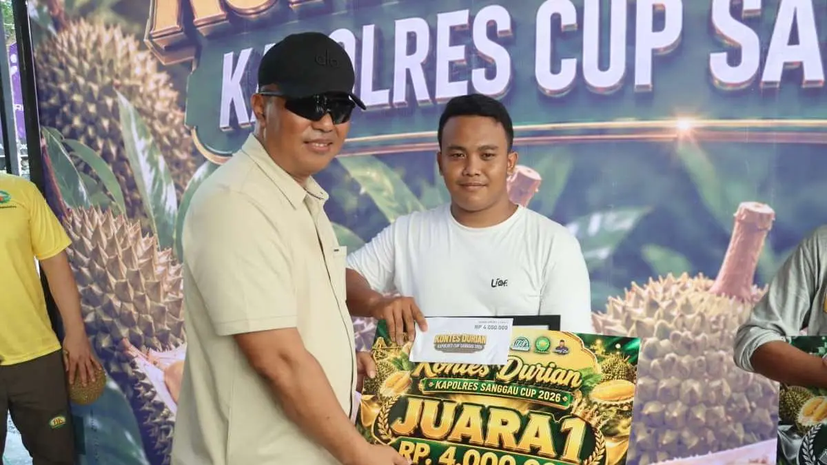 Kapolres Sanggau AKBP Sudarsono menyerahkan hadiah kepada Margorius Benny Pratama dari Kecamatan Entikong yang meraih Juara I Kontes Durian Kapolres Sanggau Cup 2026. Durian asal Entikong dinobatkan sebagai yang terbaik setelah mengungguli 50 peserta dari Kabupaten Sanggau, Sekadau, dan Landak.
