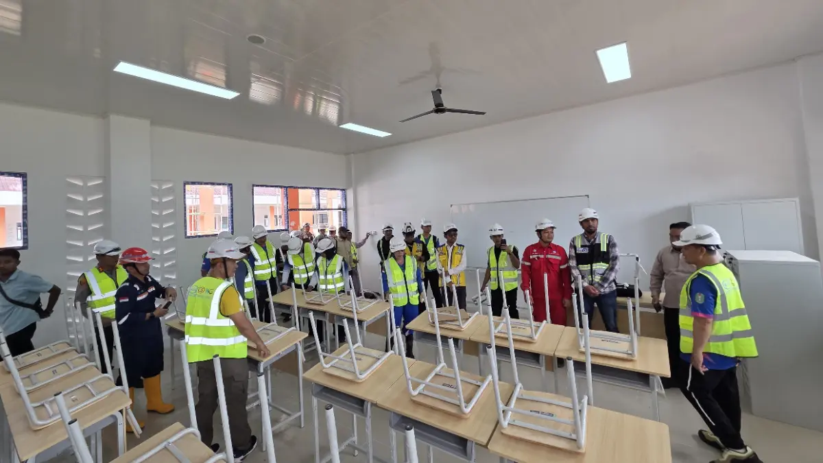 Gubernur Kalimantan Barat Ria Norsan bersama Wali Kota Singkawang Tjhai Chui Mie meninjau ruang kelas Sekolah Rakyat di Kelurahan Sagatani, Kota Singkawang, Senin (6/7/2026). Peninjauan dilakukan untuk memastikan pembangunan Sekolah Rakyat berjalan sesuai target sebelum mulai digunakan pada awal September 2026. (ADPIM PEMPROV KALBAR)