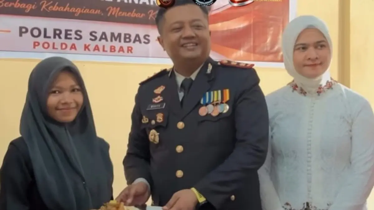 ANJANGSANA: Kapolres Sambas bersama Ketua Bhayangkari Cabang Sambas saat pimpin langsung anjangsana ke Panti Asuhan 
