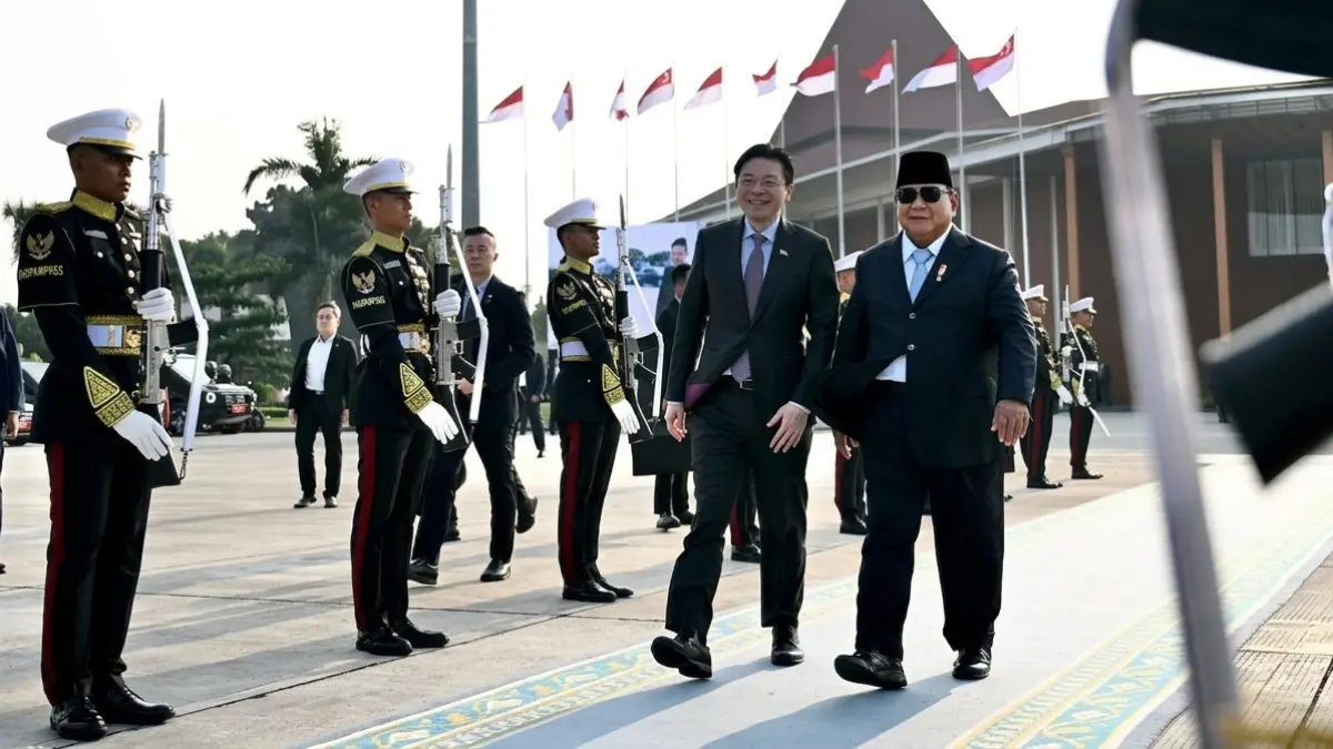 ANTAR KE BANDARA: Presiden Republik Indonesia Prabowo Subianto secara langsung mengantar keberangkatan Perdana Menteri Singapura Lawrence Wong menuju Pangkalan TNI AU Halim Perdanakusuma, Jakarta, pada Senin, (6/7/2026). (Foto: BPMI Setpres/Cahyo)