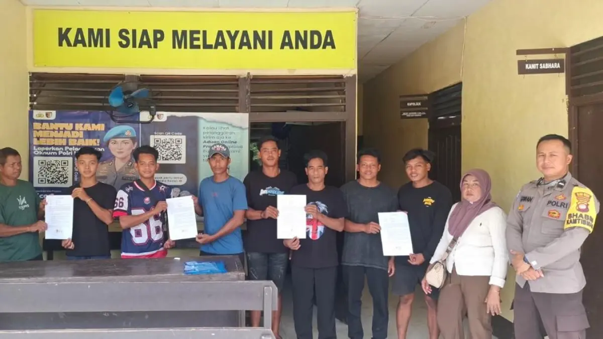 Para orang tua menunjukkan surat pernyataan usai menandatangani komitmen bersama di Mapolsek Ella Hilir, Kabupaten Melawi, sebagai bentuk dukungan mencegah anak-anak mereka mengulangi aksi balap liar dan penggunaan knalpot brong yang membahayakan keselamatan pengguna jalan.