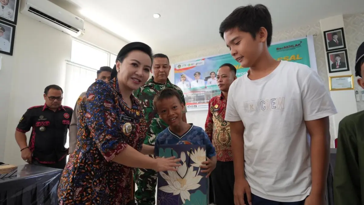 Bupati Landak, Karolin Margret Natasa memantau jalannya kegiatan Sunatan Massal dan Cek Kesehatan Gratis (CKG) di Puskesmas Ngabang, Kamis (2/7). (HUMAS PEMKAB LANDAK)