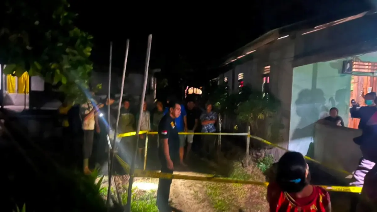 Personel Polsek Meliau melakukan olah tempat kejadian perkara (TKP) kasus dugaan penganiayaan yang menewaskan seorang lansia berusia 80 tahun di Dusun Sungai Kerumai, Desa Kuala Rosan, Kecamatan Meliau, Kabupaten Sanggau. Olah TKP dilakukan untuk mengumpulkan barang bukti dan mengungkap kronologi peristiwa.