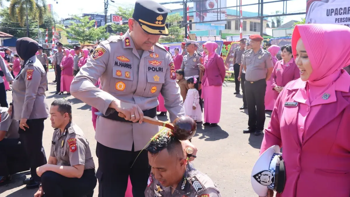 Kapolres Ketapang, AKBP M. Harris memimpin upacara kenaikan pangkat anggota Polres Ketapang, Jumat (3/7).(Harris)
