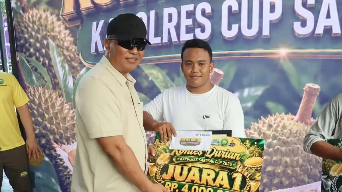 Kapolres Sanggau AKBP Sudarsono menyerahkan hadiah kepada Margorius Benny Pratama dari Kecamatan Entikong yang meraih Juara 1 Kontes Durian Kapolres Sanggau Cup 2026. (ISTIMEWA)