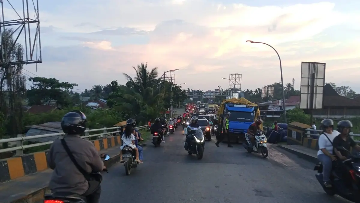 KEMACETAN: Personel Satlantas Polres Kubu Raya, Senin siang (6/7)  mengatur arus kendaraan di kawasan Jembatan Kapuas II yang kembali dilanda kemacetan akibat truk angkutan mengalami kerusakan.
