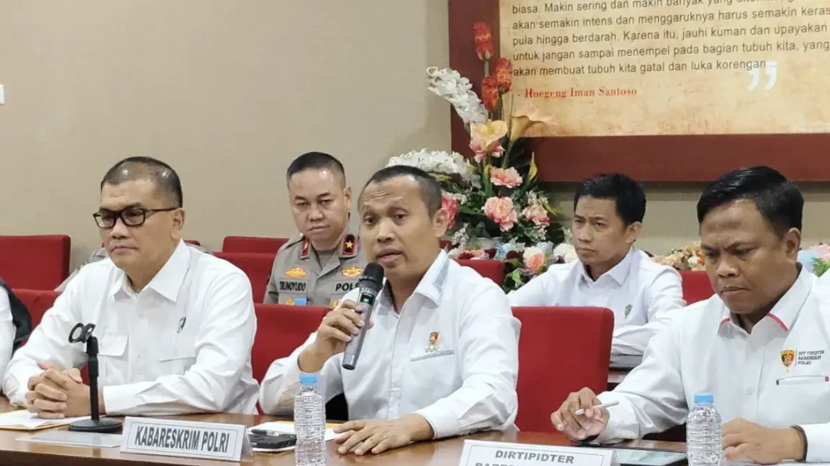 KONFERENSI PERS DUGAAN KORUPSI BATU BARA PLTU: Kepala Bareskrim Polri Komjen Pol. Syahardiantono (tengah) memberikan keterangan pers terkait penyidikan dugaan korupsi pengadaan pasokan batu bara untuk PLTU yang diduga berdampak pada pemadaman listrik (blackout), di Gedung Bareskrim Polri, Jakarta, Senin (6/7/2026). (ANTARA/Nadia Putri Rahmani)
