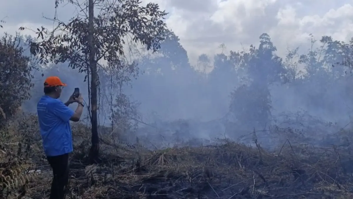 Kepala Pelaksana BPBD Kotim Multazam saat memantau situasi karhutla di Kelurahan Baamang Hulu yang masih restrict area bandara, Jumat (3/7). (ANTARA/Dokumentasi Pribadi)