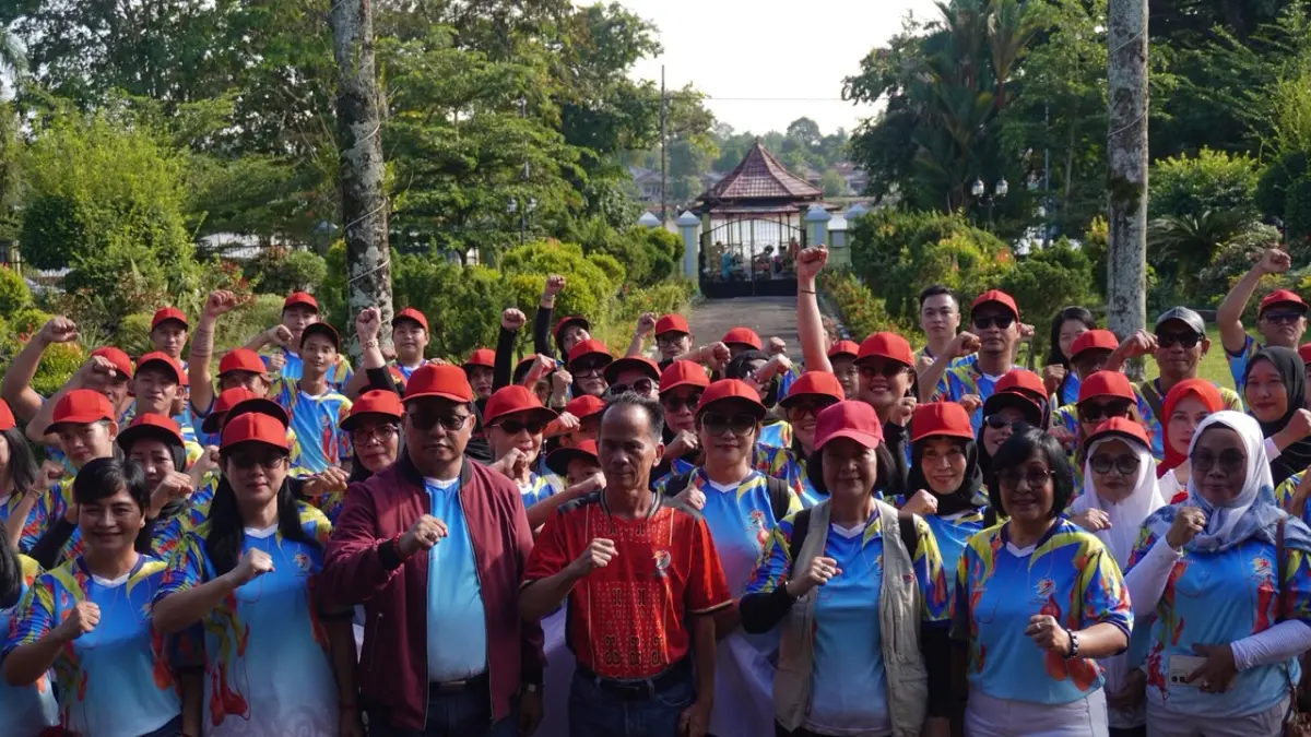 LEPAS KONTINGEN: Sebanyak 100 orang peserta Kormi dari Kabupaten Sintang dilepas oleh Bupati untuk mengikuti Festival Olahraga Masyarakat Provinsi (Forprov) Kalbar 2026 di Kota Singkawang.