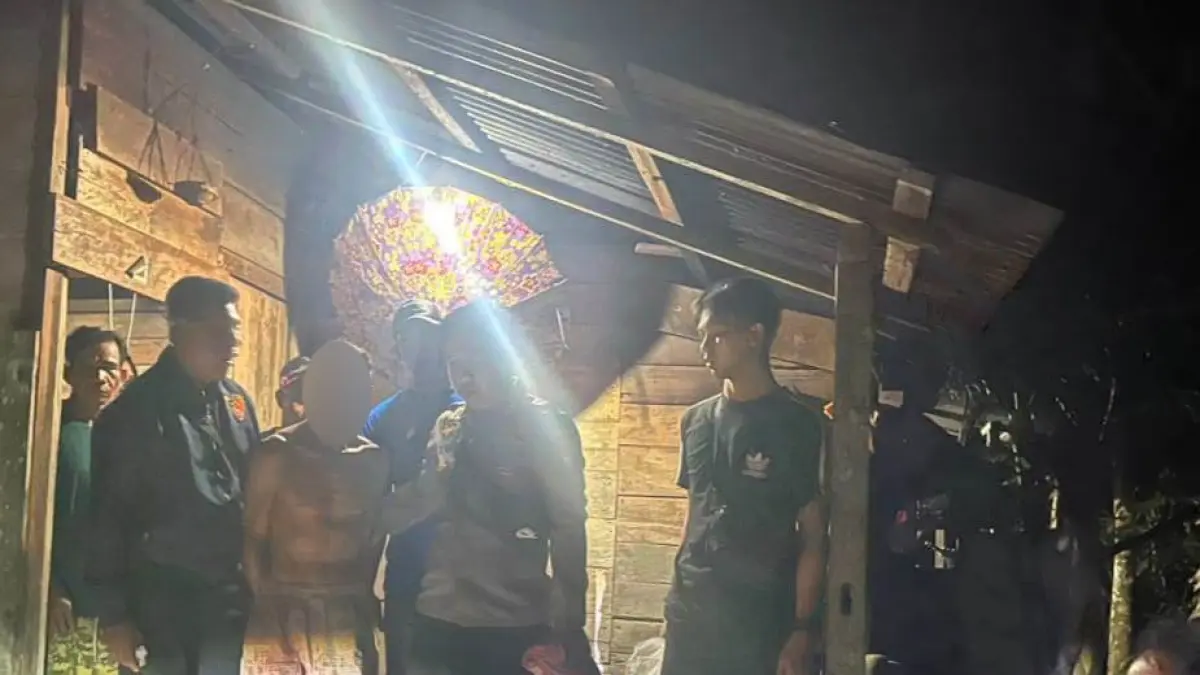 Terduga pelaku penganiayaan terhadap seorang lansia berusia 80 tahun di Kecamatan Meliau, Kabupaten Sanggau, diamankan personel Polsek Meliau untuk menjalani proses hukum. Kasus penganiayaan yang menewaskan korban tersebut kini ditangani Satreskrim Polres Sanggau.