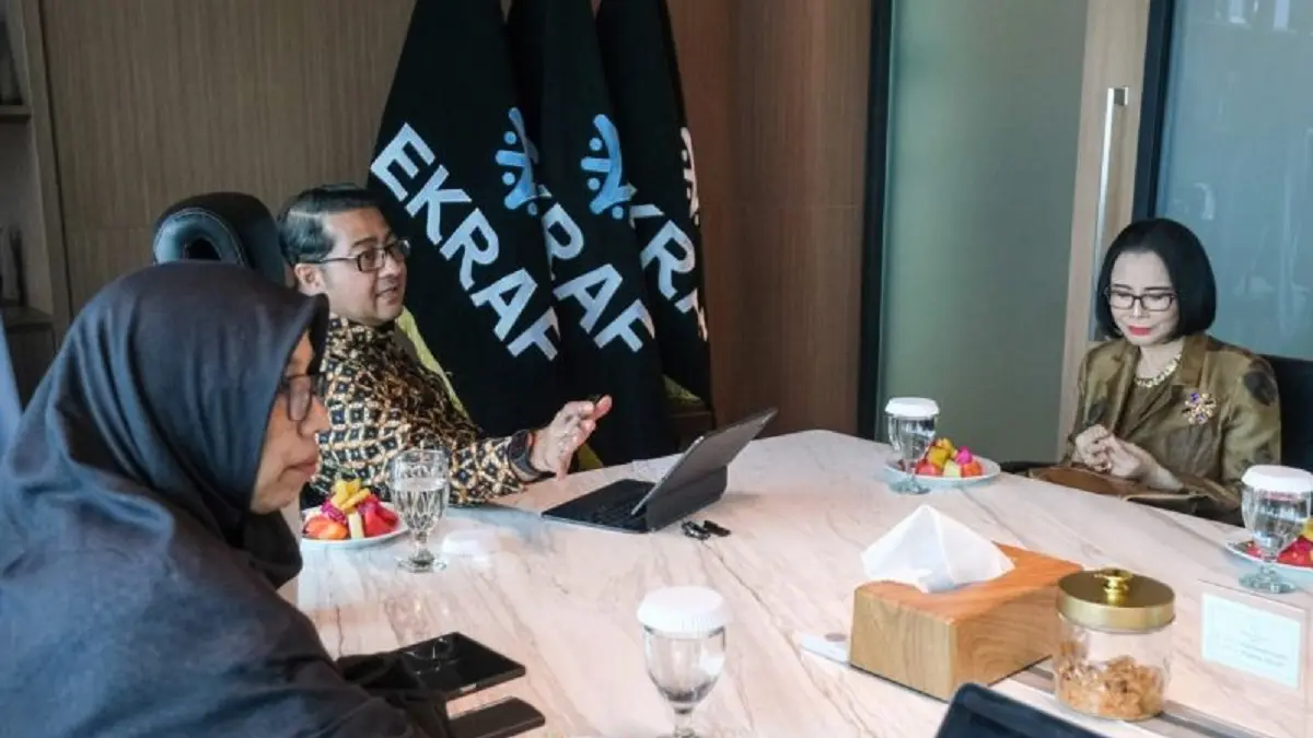 Menteri Ekonomi Kreatif/Kepala Badan Ekonomi Kreatif (Ekraf), Teuku Riefky Harsya menerima audiensi Indonesia Fashion Week (IFW) 2026 di Kantor Kementerian Ekonomi Kreatif, Jakarta, Kamis (2/7) (ANTARA/HO Kementerian Ekonomi Kreatif)