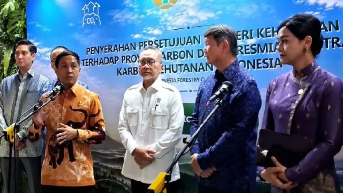Menteri Kehutanan (Menhut) Raja Juli Antoni (batik cokelat) memberikan keterangan kepada media usai penyerahan persetujuan Menteri Kehutanan terhadap proyek karbon dan peresmian sentra karbon kehutanan Indonesia di Jakarta pada Senin (6/7/2026). (Antara)