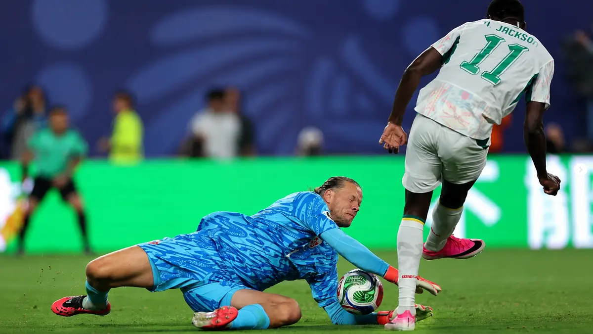 Ørjan Nyland menjadi salah satu pahlawan Norwegia setelah membawa timnya menyingkirkan Brasil di Piala Dunia 2026. (IG@orjanhnyland1)