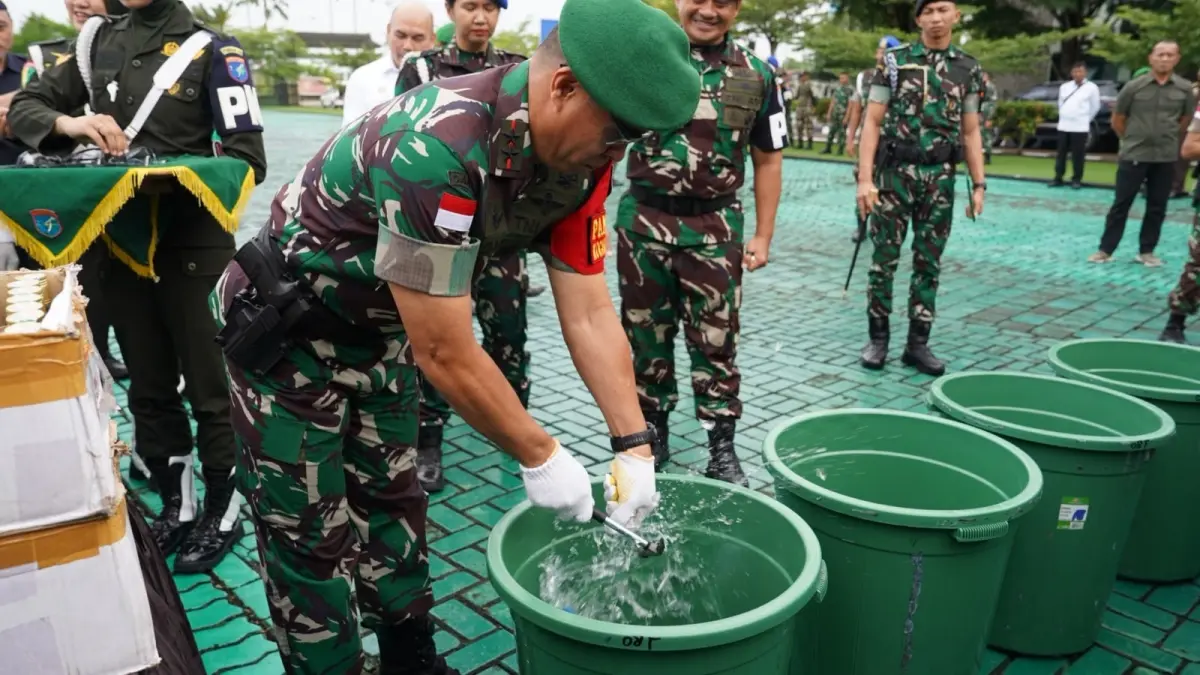 Pangdam XII Tanjungpura, Mayjen TNI Novi Rubadi Sugito memimpin pemusnahan barang bukti hasil operasi Satgas Pamtas RI–Malaysia di Lapangan Tidayu Makodam XII/Tanjungpura, Kubu Raya, Senin (6/7). (DOK KODAM XII/TANJUNGPURA)