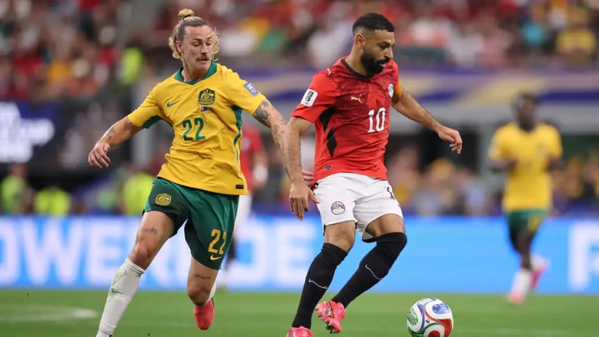 Penyerang Mesir Mohamed Salah menggiring bola melewati hadangan pemain Australia pada laga Piala Dunia 2026. Salah kembali menjadi tumpuan The Pharaohs saat menghadapi Argentina pada babak 16 besar Piala Dunia 2026.