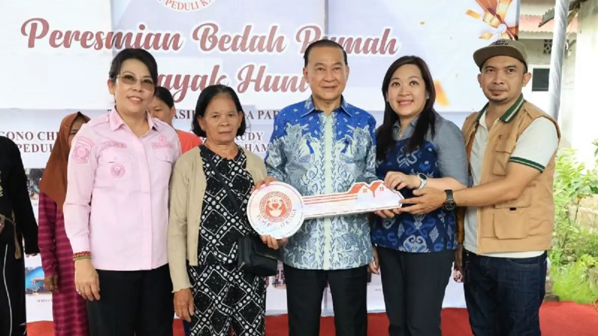 Peresmian rumah layak huni bagi masyarakat berpenghasilan rendah di kota Singkawang, Kalbar , Senin (6/7). (Antara)