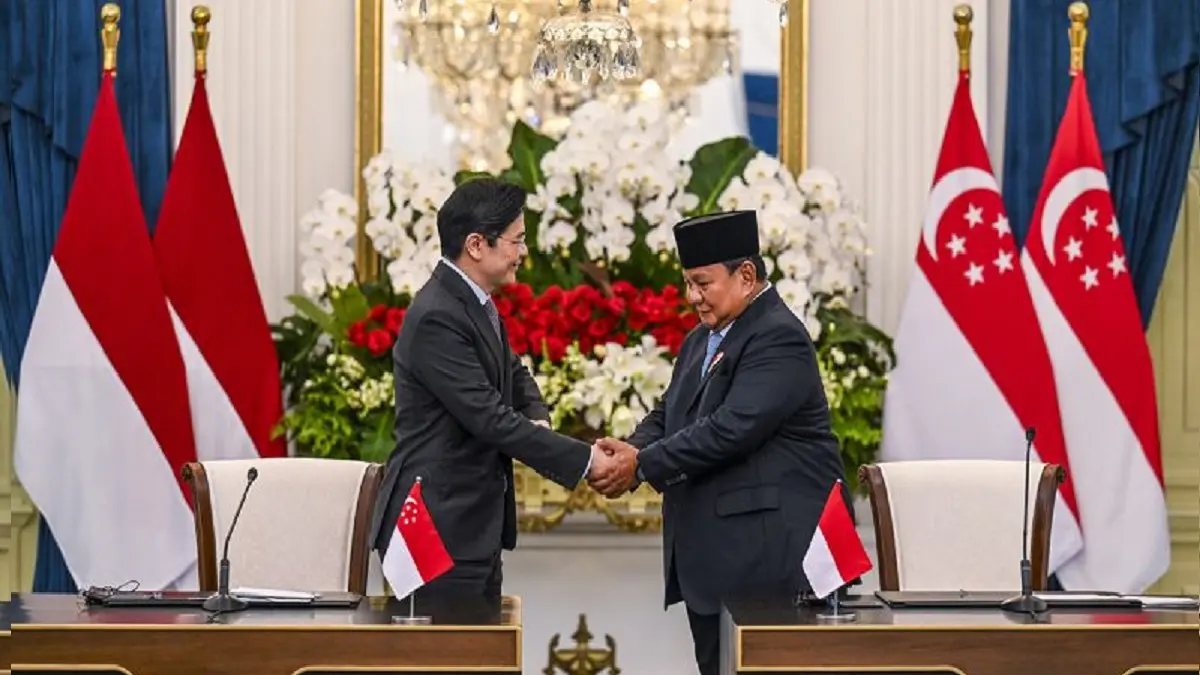 Presiden Prabowo Subianto (kanan) berjabat tangan dengan Perdana Menteri (PM) Singapura Lawrence Wong (kiri) saat menyampaikan keterangan pers usai melakukan Leaders Retreat di Istana Merdeka, Jakarta, Senin (6/7). (Antara)