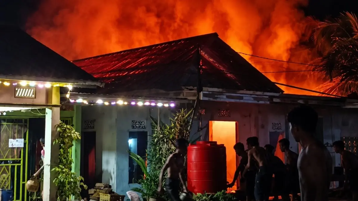 Rumah semi permanen milik Kurnain di Desa Sungai Bakau Kecil hangus terbakar hingga menyisakan puing-puing. (ISTIMEWA)