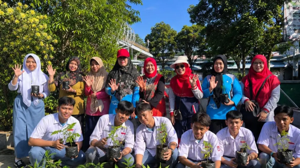 Siswa dan guru MAN 2 Pontianak gotong royong Menanam pohon dan tanaman TOGA