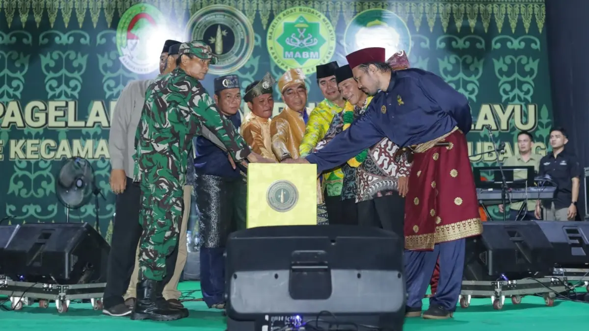 Wabup Ketapang, Jamhuri Amir menekan tombol sirine sebagai tanda berakhirnya PSBM Ketapang di Desa Mensubang, Sabtu (4/7) malam.(IST)