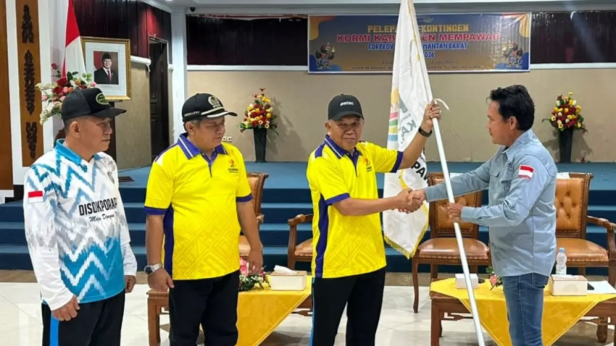 Wakil Bupati Mempawah Juli Suryadi Burdadi melepas 276 anggota kontingen Mempawah menuju FORPROV II Kalbar di Singkawang. (ISTIMEWA)