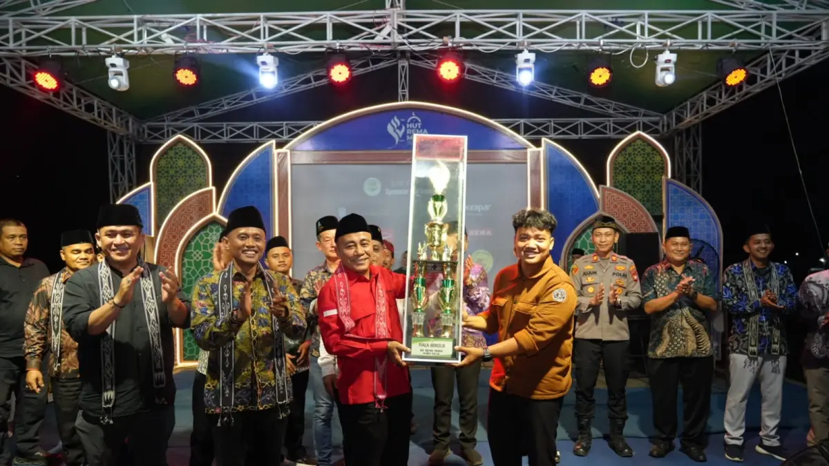 Wakil Gubernur Kalimantan Barat Krisantus Kurniawan saat menyerahkan piala bergilir kepada juara umum rangkaian perlombaan HUT ke-37 Rema Muda. (Adpim Pemprov Kalbar)