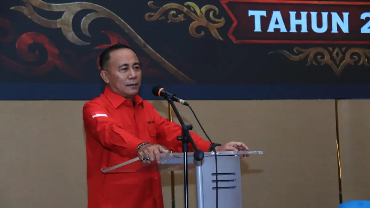 Wakil Gubernur Krisantus Kurniawan yang juga Ketua Umum Gerakan Pemuda Dayak menyampaikan sambutan saat Konferensi Provinsi II Gerdayak Kalbar 2026 di HARRIS Hotel Pontianak. (Adpim Pemprov Kalbar)