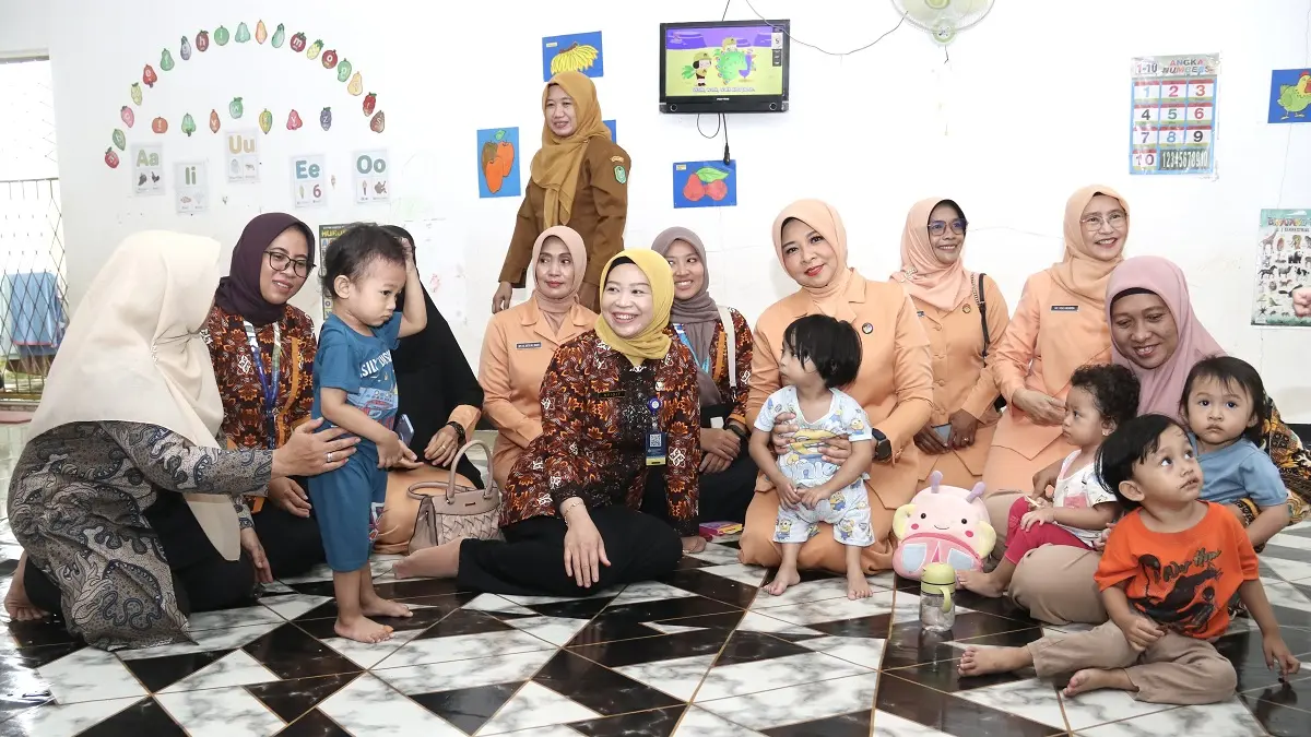 Windy Prihastari bersama Kepala Perwakilan BKKBN Kalbar meninjau aktivitas pengasuhan di TPA Pertiwi. (ISTIMEWA)
