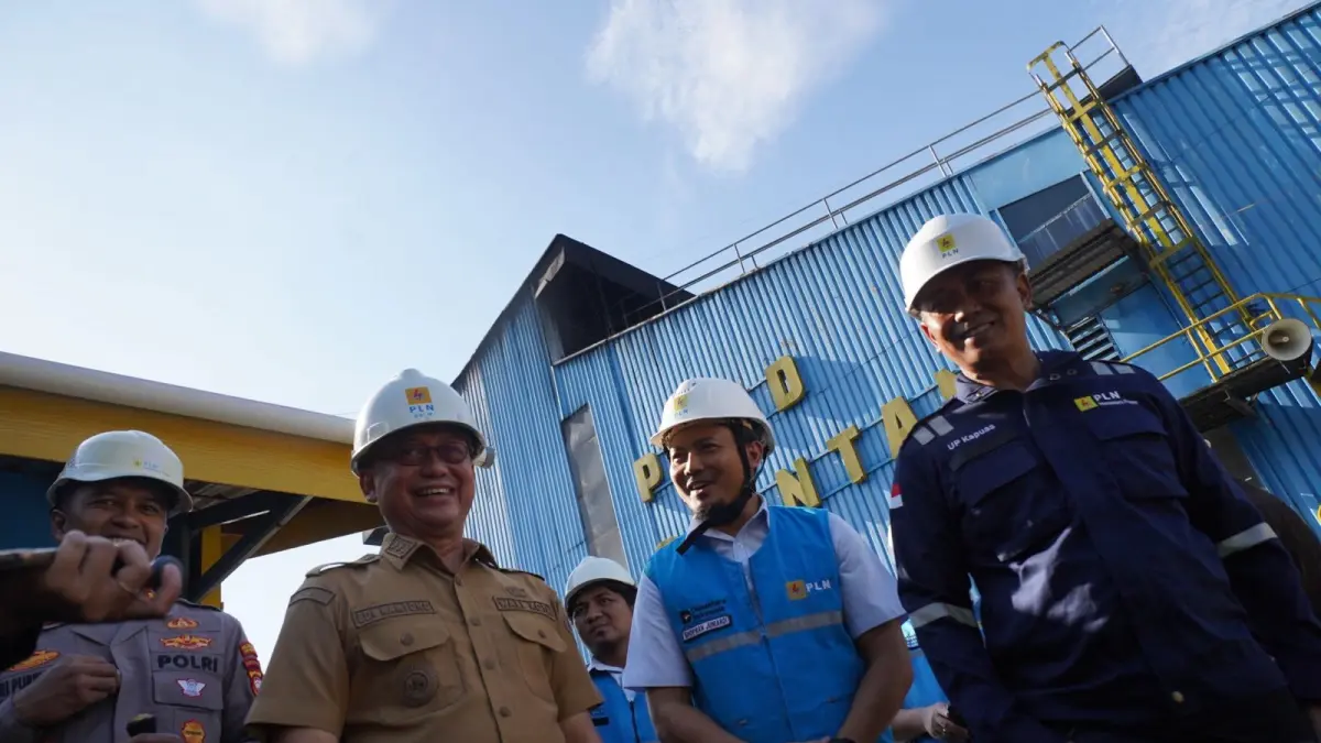 TINJAU PEMULIHAN: Wali Kota Pontianak Edi Rusdi Kamtono berdialog dengan Manager PLN UP3 Pontianak Shofwan Juniardi saat meninjau PLTD Siantan, Selasa (7/7). PLN mempercepat pemulihan sistem kelistrikan sehingga durasi pemadaman bergilir di Kalimantan Barat mulai berkurang. MIRZA/PONTIANAK POST