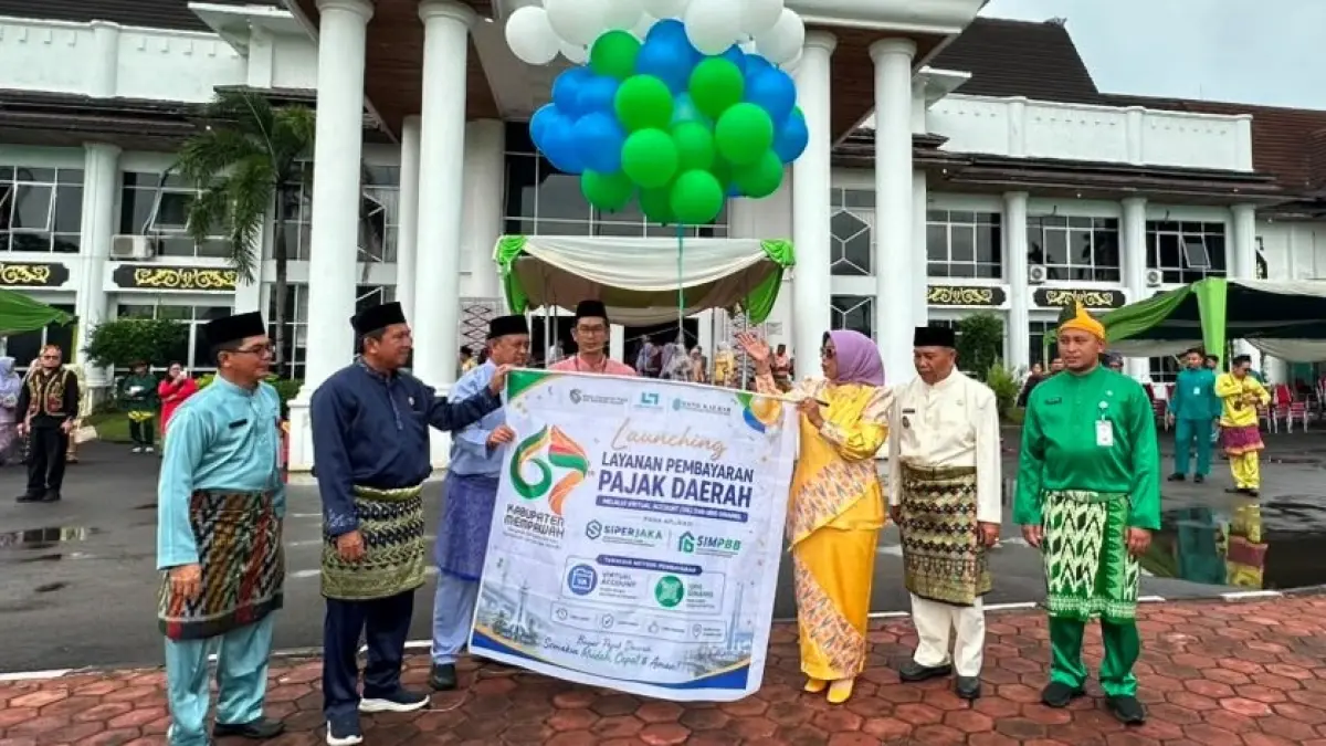 Bupati Erlina bersama para pejabat lainnya melepas balon ke udara.