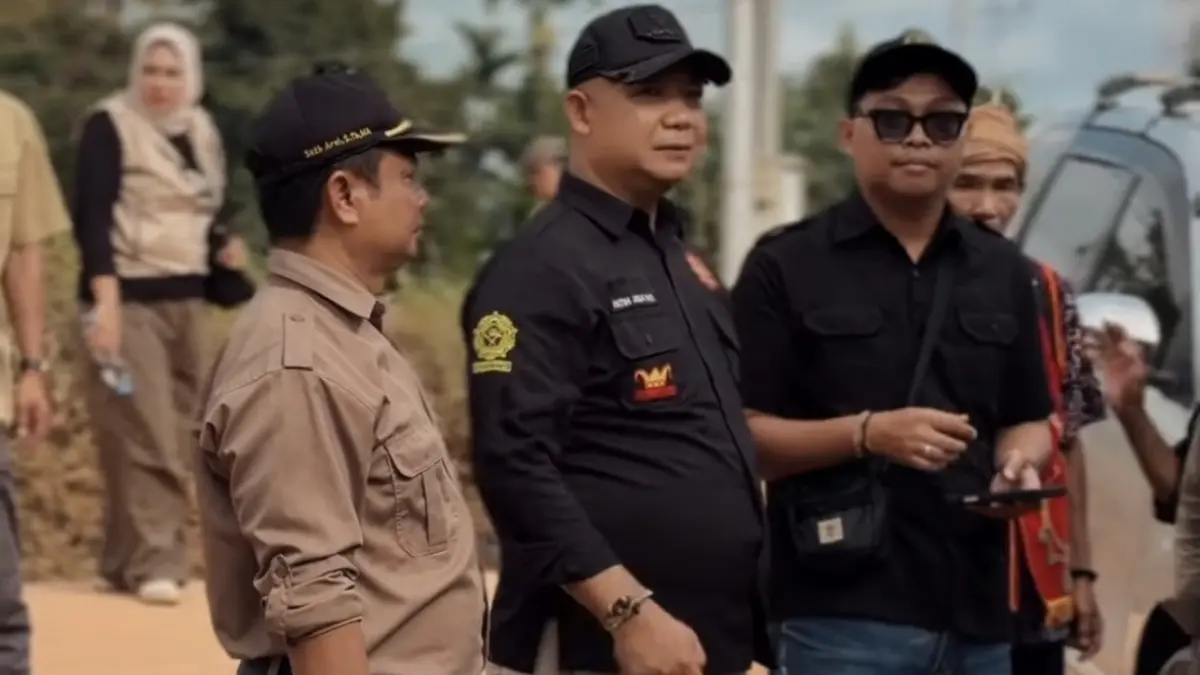 Bupati Ketapang, Alexander Wilyo, meninjau pembangunan Jembatan Rangka Baja Riam di Kecamatan Jelai Hulu, Sabtu (4/7).(IST)