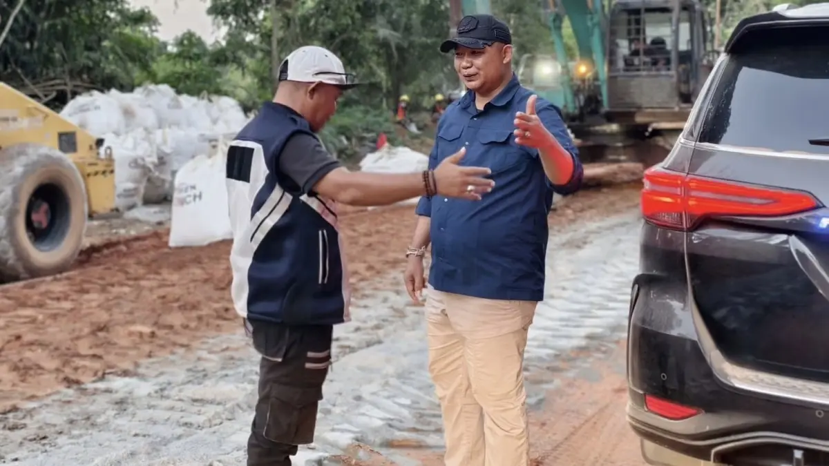 Bupati Ketapang, Alexander Wilyo, meninjau perbaikan ruas Jalan Tumbang Titi-Tanjung, Sabtu (4/7).(IST)