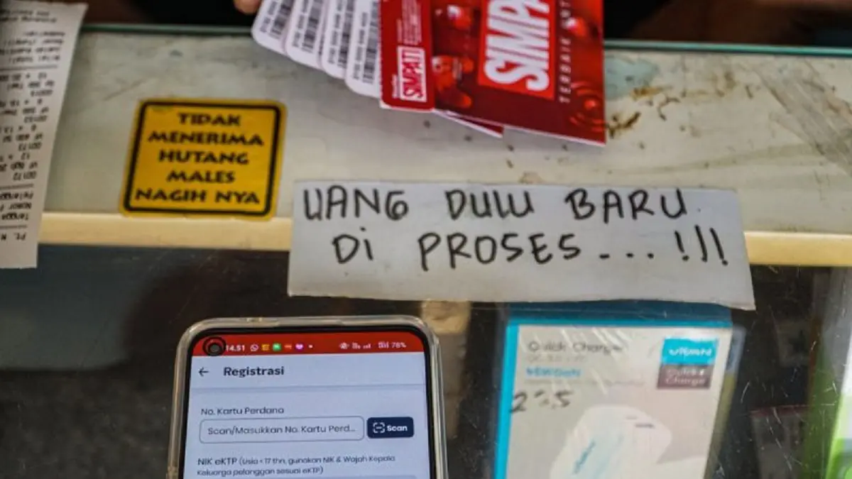 Calon pembeli melihat aplikasi registrasi kartu SIM baru dengan fitur verifikasi biometrik wajah pada telepon seluler di sebuah gerai penjualan kartu perdana di Mampang Prapatan, Jakarta, Kamis (2/7/2026). (Antara)